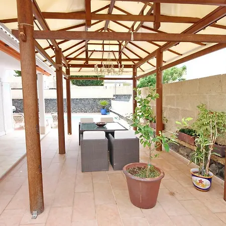 Elena Villa *